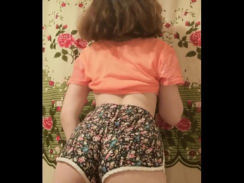 ❤️ Una ghjovana sexy si spoglia i pantaloncini davanti à a camera ️ Cazzo à co.sex78.ru