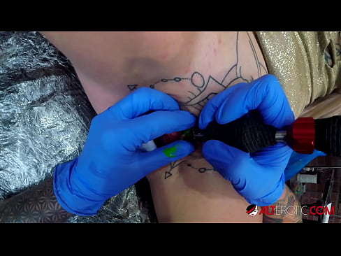 ❤️ Sully Savage, hottie estremamente tatuata, hà fattu un tatuatu nantu à u clitoris ️ Cazzo à co.sex78.ru